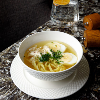Куриный бульон с домашней лапшой и яйцом