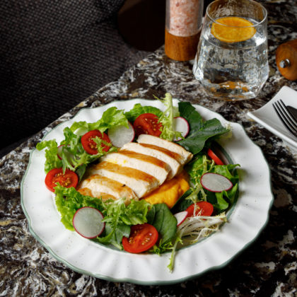 Обжаренная куриная грудка, морковное пюре, овощной салат