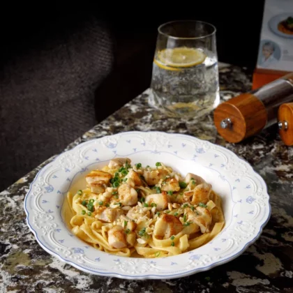 Паста в ореховом соусе с курицей